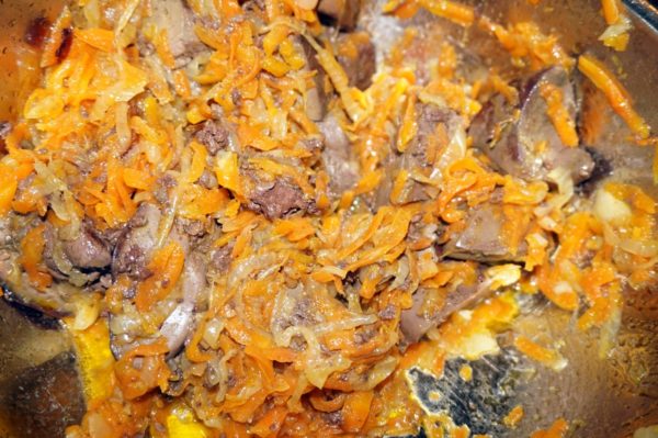 Обжаренная морковь с луком и яйцами