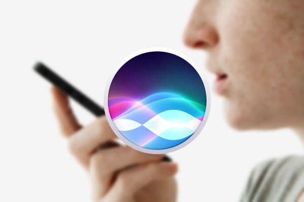 Человек задаёт вопрос Siri