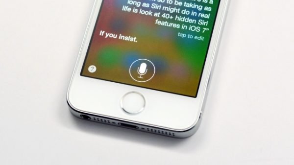 Apple iPhone с включённой функцией Siri