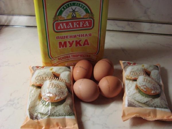 Мука, яйца и сахар