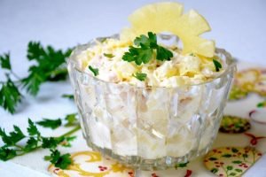 Восхитительный салат из курицы с ананасами - классика с ноткой экзотики