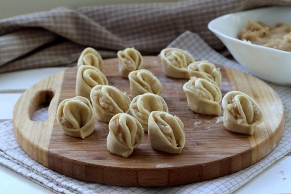 Заготовки из теста с мясом для пирога «Хризантема»