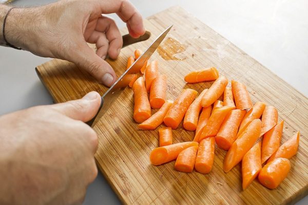 Морковь нарезают крупными кусками