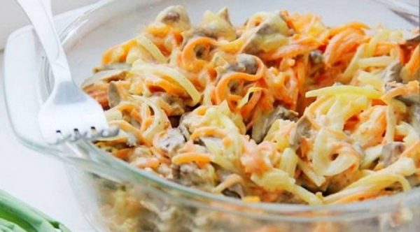 Салат из отварного мяса, моркови. репчатого лука и солёных огурцов в стеклянной ёмкости