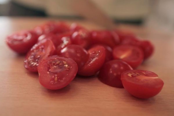 Разрезанные на половинки помидоры черри