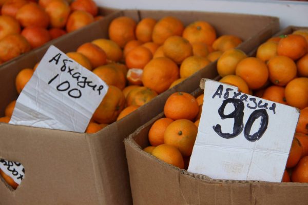 Абхазские мандарины на прилавке