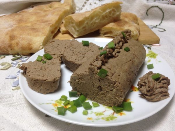 Паштет из куриной печени и гречки с зелёным луком на тарелке и лаваш