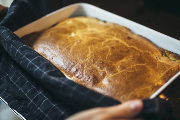 Готовый заливной пирог в прямоугольной форме для запекания