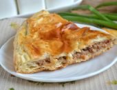 Пирог с мясом из слоёного теста - отличный вариант для уютного чаепития с близкими