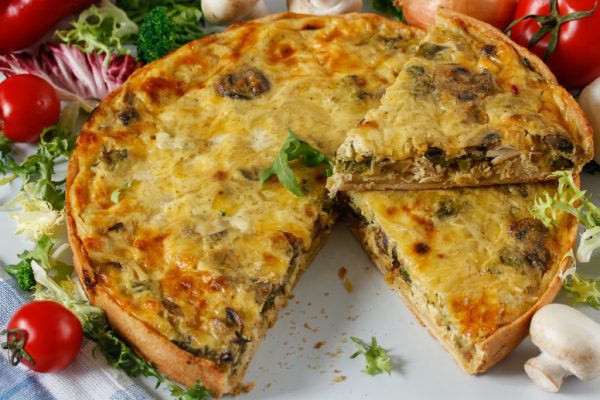 Готовый открытый пирог с курицей и грибами