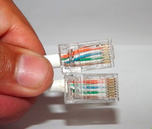 Коннекторы RJ45 со вставленным кабелем