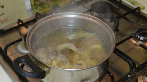 Бульон с мясом в металлической кастрюле