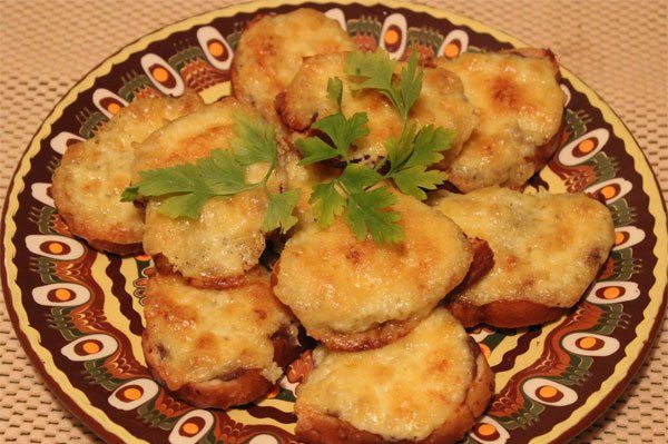 Готовые горячие бутерброды с мясным фаршем и сыром