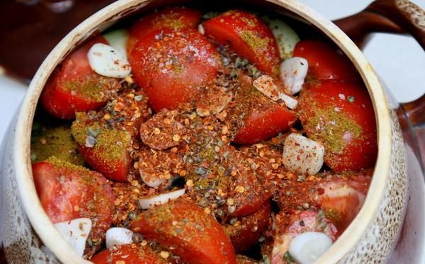 Керамический горшок с заготовкой для мяса с овощами по-грузински