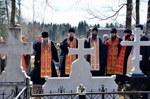 священнослужители на кладбище