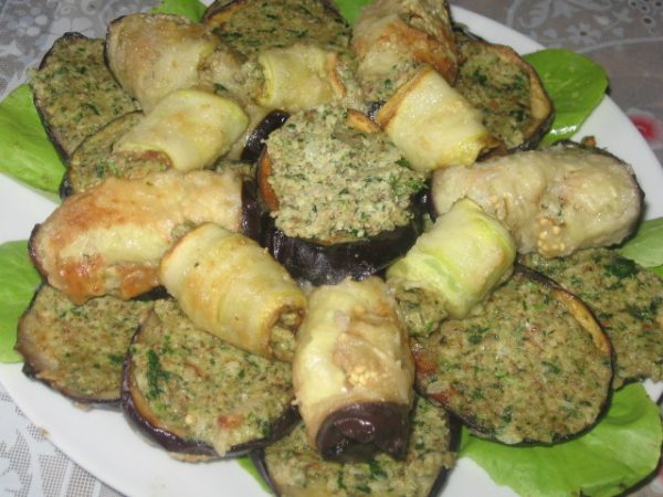 Мясные и овощные рулеты с соусом из чесночных стрелок и орехов